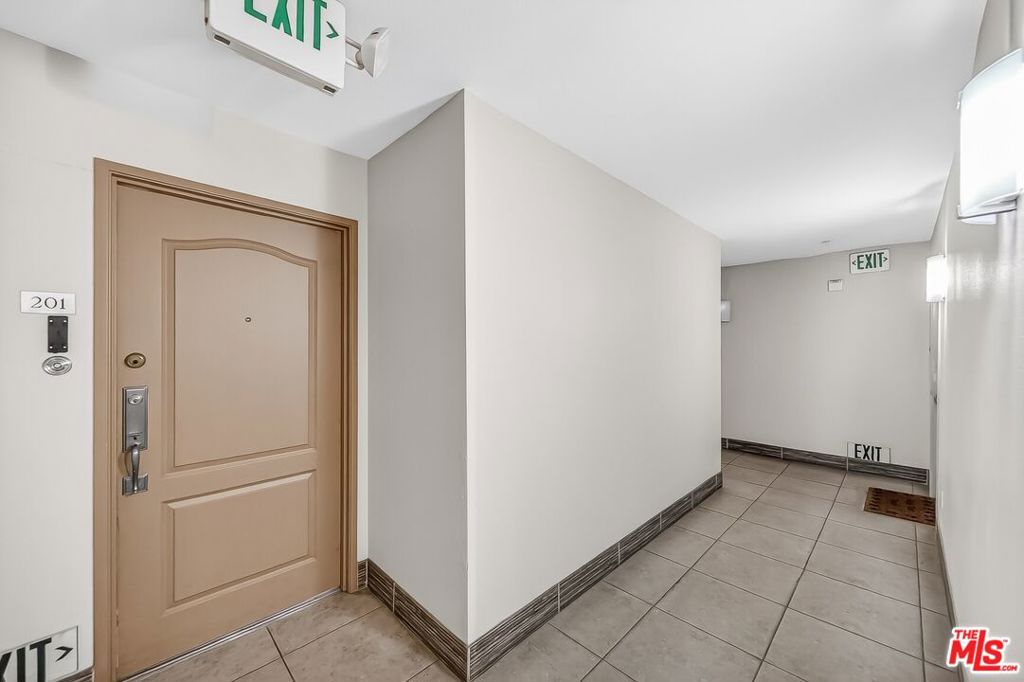 956 S Wilton Place 201