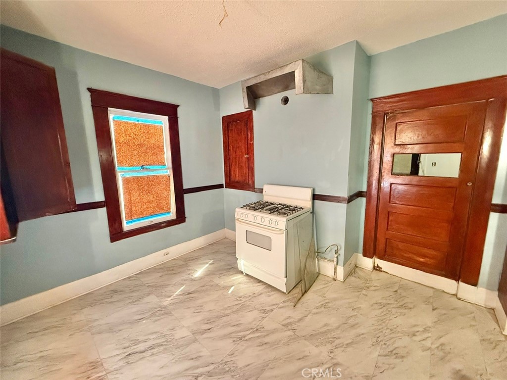 860 W 54th