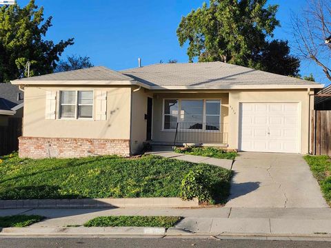 Photo of 4834 4834 Kathleen Ave Ave, Castro Valley, CA 94546 (MLS # 41126214)
