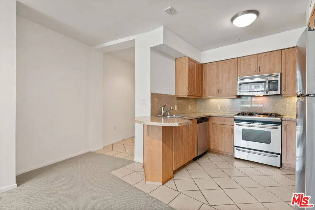 Los Angeles, California 90012, United States, 2 Bedrooms Bedrooms, ,2 BathroomsBathrooms,Residential,Active,172957