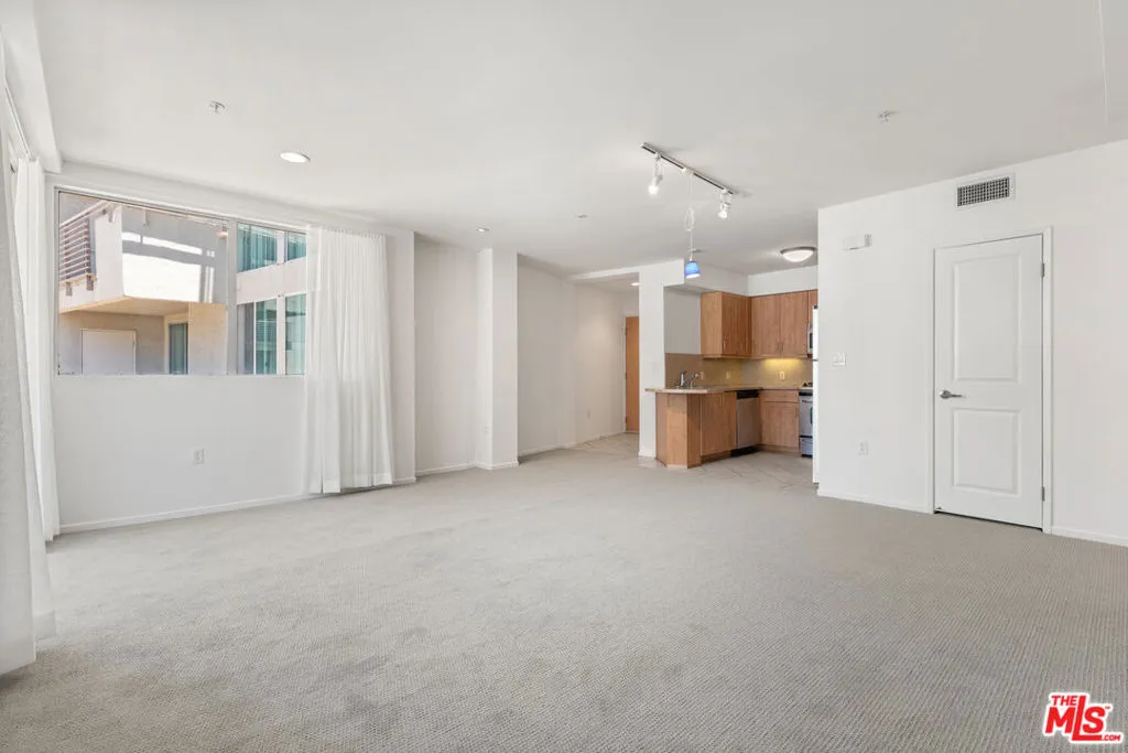 Los Angeles, California 90012, United States, 2 Bedrooms Bedrooms, ,2 BathroomsBathrooms,Residential,Active,172957