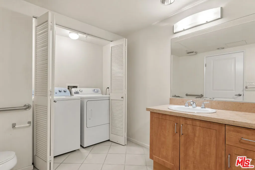 Los Angeles, California 90012, United States, 2 Bedrooms Bedrooms, ,2 BathroomsBathrooms,Residential,Active,172957