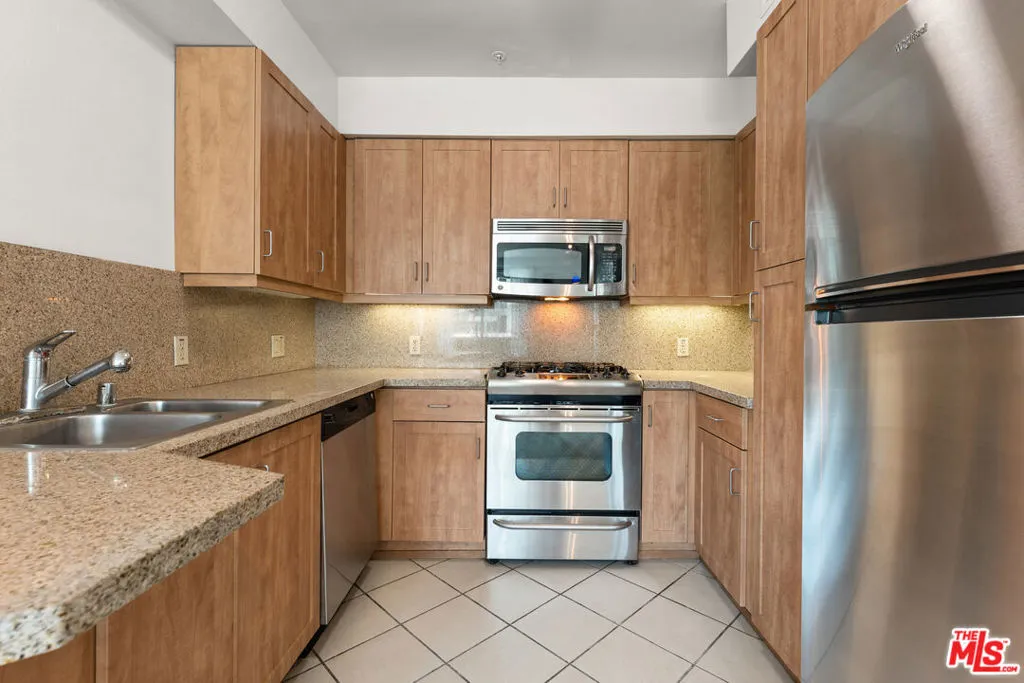 Los Angeles, California 90012, United States, 2 Bedrooms Bedrooms, ,2 BathroomsBathrooms,Residential,Active,172957