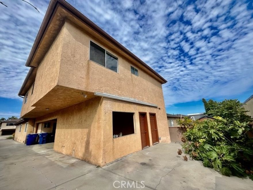PRIME VISTA DEL ORO NEIGHBORHOOD upper story, back house with private indoor stairwell entry.  Open, light filled unit with with city views from several rooms.  Features include an open concept kitchen with a large, attached dining room, a spacious living room with an attached balcony that looks over the city. 3 bedrooms with 1.75 bathrooms.  The lease includes a downstairs multifunction space with oversized kitchen and bathroom. Lots of parking in the long driveway or in the covered space. The covered space may easily be used as indoor/outdoor living area!  Fruit bearing lemon tree and small private garden area in the backyard.  This coastal San Pedro neighborhood offers easy access to beaches, hiking, boating, fishing and so much more. Walking distance to parks, ocean trails and nature preserves.