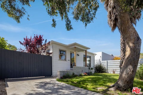 Photo of 935 Indiana Avenue, Venice, CA 90291 (MLS # 26865531)