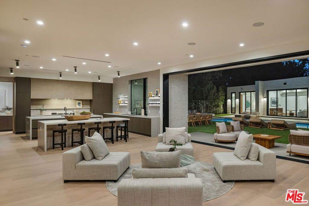 Photo of 17055 Rancho Street, Encino, CA 91316 (MLS # 26847857)