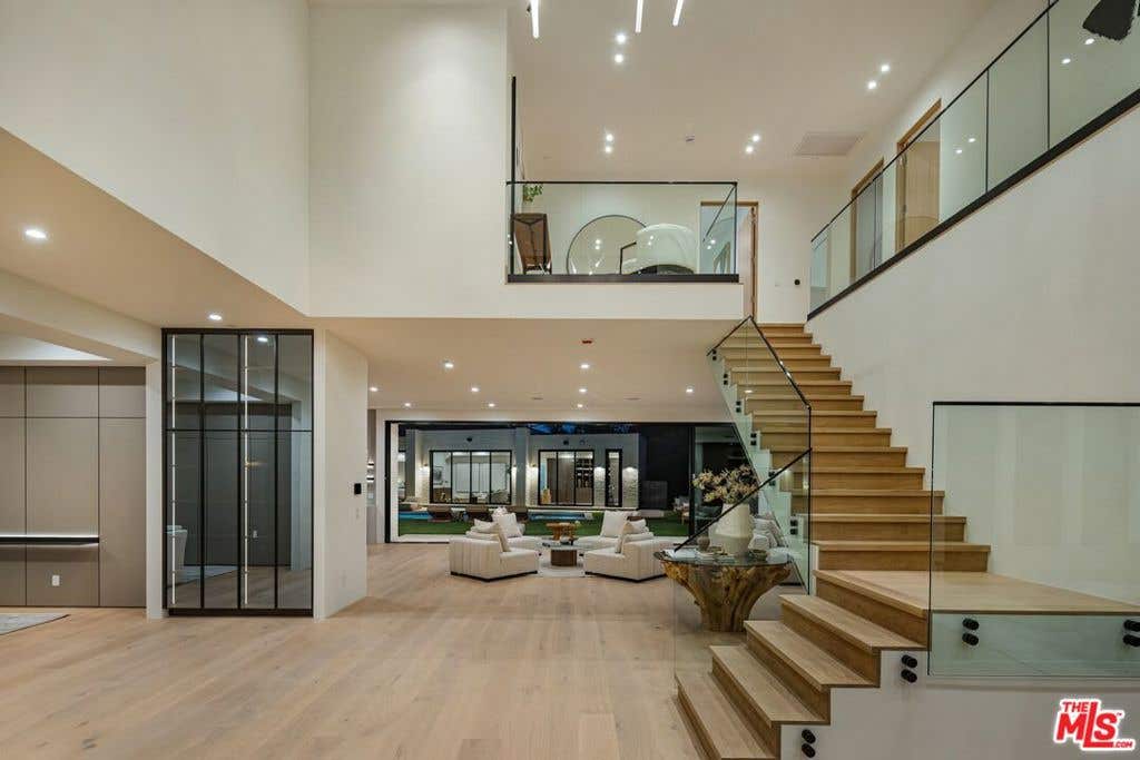Photo of 17055 Rancho Street, Encino, CA 91316 (MLS # 26847857)