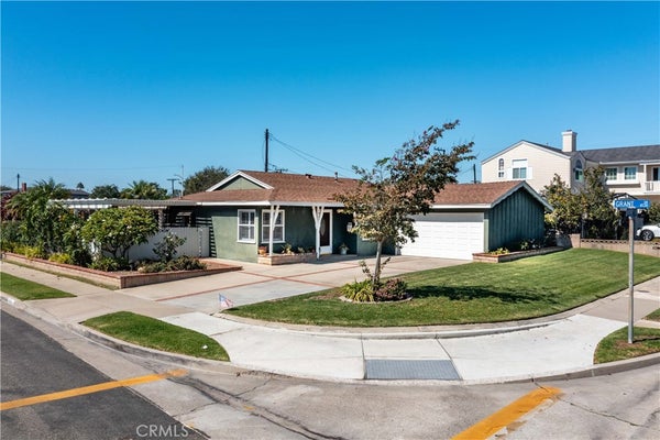 19271 HARDING LN, HUNTINGTON BEACH, CA 92646 - Image bab95bc4e98ab2525cc7e62c878dc89e/1704926584
