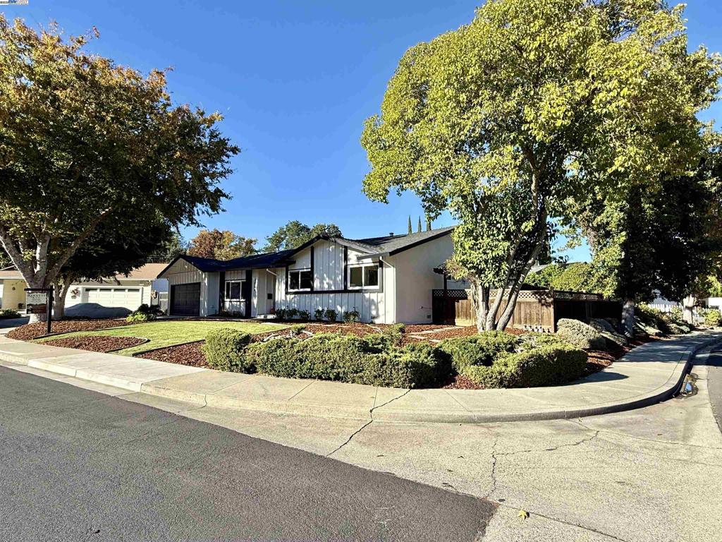 CARRIAGE SQUARE - Residential