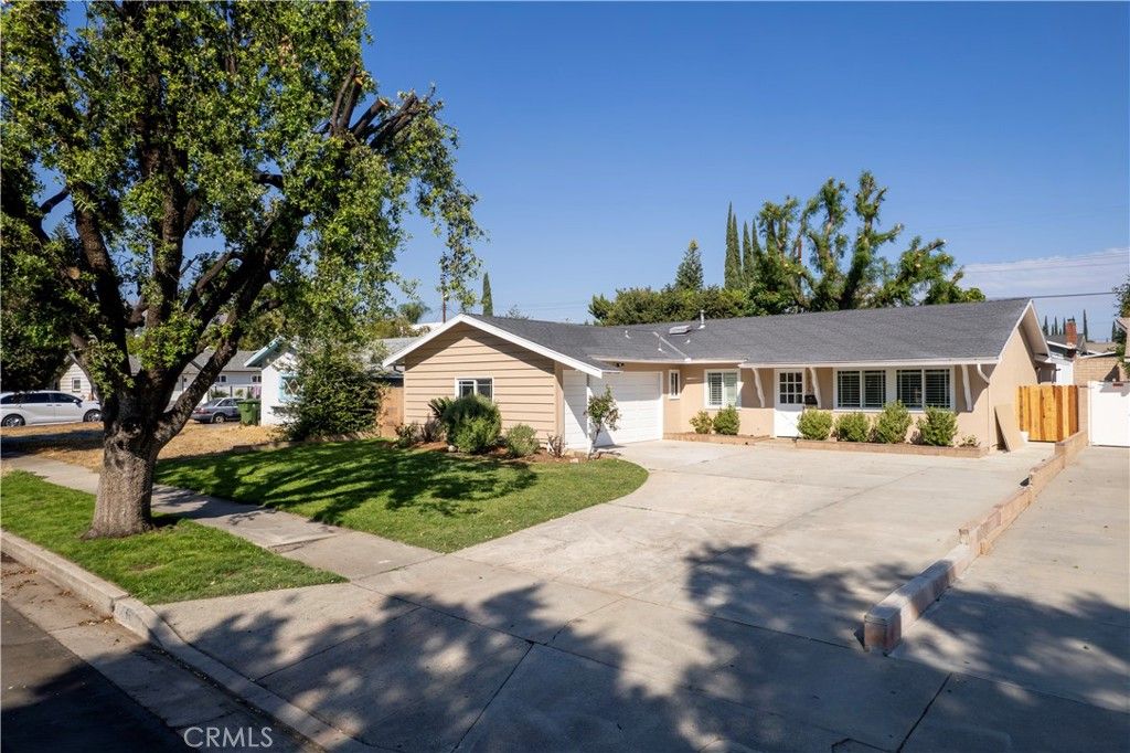 Photo of 10556 HILLVIEW Ave, Chatsworth, CA 91311 (MLS # SB25221050)