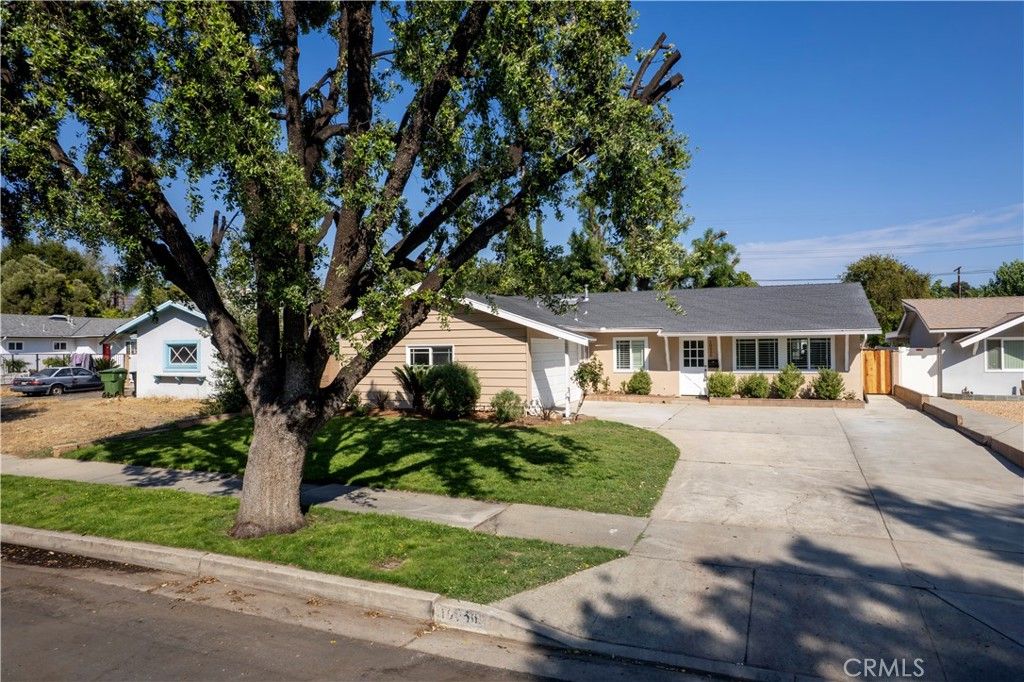 Photo of 10556 HILLVIEW Ave, Chatsworth, CA 91311 (MLS # SB25221050)