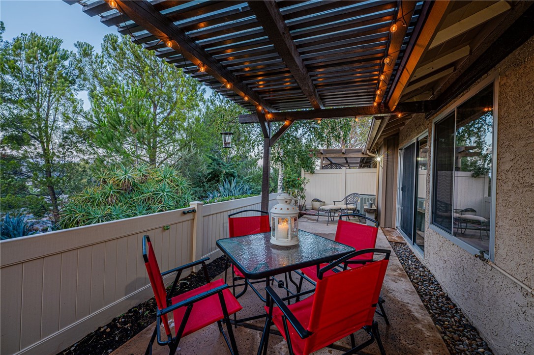 Turnkey is an understatement. This single-story corner unit in the gated Scenic Hills community isn’t just move-in ready—it’s done to the nines. From the entry to the kitchen to the primary bedroom, every space has been thoughtfully opened and finished with quality touches that make life effortless. But it’s not just what’s new, it’s what’s rare. Tucked into one of the most private spots: no upstairs neighbors, no noise. The oversized patio offers a serene outdoor experience surrounded by greenery, with space to host, unwind, or simply breathe. Inside, you’ll find closet space like no other in Scenic Hills—room for jeans, heels, hats, dresses, and still more. Add a layout that lives large, a flow that makes sense, and details that matter, and this one stands apart. Step out and you’re just moments from a private 9-hole golf course, pool, sauna, gym, tennis, trails, library, BBQ lounges, and a reservable clubhouse with a full kitchen. With on-site security and management, it’s true lock-and-leave living in a community that feels like a resort. This is the Scenic Hills property people wait for.
____________________________________________________________________________
Decir que está lista para mudarse se queda corto. Esta casa de una sola planta, en esquina dentro de Scenic Hills, no solo está lista para habitarse, está terminada con un nivel de detalle y calidad excepcional. Desde la entrada hasta la cocina y el dormitorio principal, cada espacio se ha abierto y mejorado con acabados de alta calidad que hacen que la vida sea sin esfuerzo. Pero no se trata solo de lo nuevo, sino de lo excepcional. Estás en uno de los rincones más privados: sin vecinos arriba, sin ruido. El patio amplio brinda una experiencia al aire libre tranquila, rodeada de vegetación, con espacio para recibir, relajarte o simplemente respirar. Por dentro, hay almacenamiento como en ningún otro en Scenic Hills: espacio para jeans, tacones, sombreros, vestidos y más. A esto se suma un diseño amplio, distribución funcional y detalles que hacen la diferencia. Al salir, estarás a pasos de un campo de golf privado de 9 hoyos, alberca, sauna, gimnasio, canchas de tenis, senderos, biblioteca, áreas de asador y un salón de eventos con cocina. Con seguridad y administración en sitio, es un verdadero estilo de vida sin complicaciones en un vecindario que se siente como un resort. Esta es la propiedad de Scenic Hills que muchos esperan.