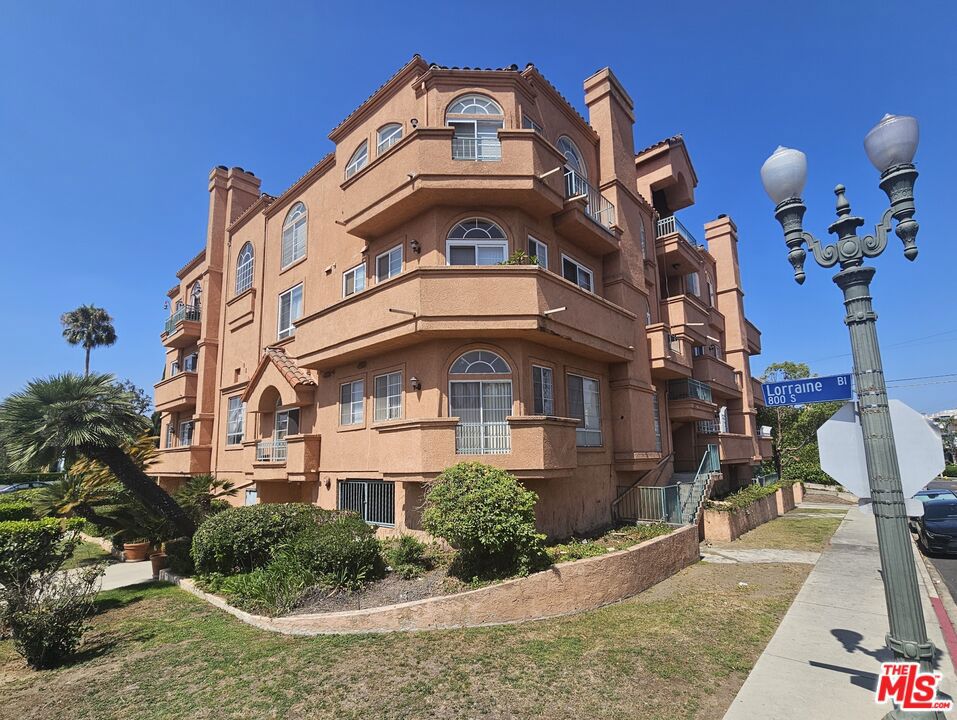 Quiet two bedroom unit with high ceilings located in Hancock Park. Corner unit on 2nd floor with plenty of sunlight. Features two full bathrooms with a his-and-hers vanity in the primary bedroom. Comes fully equipped with all appliances including brand new in-unit washer/dryer, brand new refrigerator, dishwasher, stove, microwave, and range.