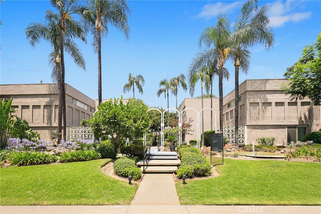 Welcome to Huntington Downs, a highly sought-after community in the heart of Arcadia, known for its top-rated schools and unbeatable location near restaurants, shopping, and more. This remodeled tri-level townhouse offers an ideal blend of comfort, function, and charm.
Step into the bright and airy living room featuring soaring ceilings, plantation shutters, and sliding doors that open to a private garden patio, perfect for relaxing or entertaining. Just a few steps up, you'll find an open-concept dining area with laminate wood floors that flow into the kitchen, complete with a gas oven, electric cooktop, dishwasher, and refrigerator.
Also on the 1st level is a spacious bedroom and a full bath, ideal for guests or a home office. Upstairs, the expansive en-suite boasts an entire wall of closets, an additional closet for extra storage, and access to a private rooftop deck with a retractable awning.
The lower level offers direct access to a two-car garage with a laundry area and ample storage. Residents of Huntington Downs enjoy beautifully landscaped grounds with tranquil water features, a sparkling pool, and a community clubhouse. This home is ready for you to make it your own!!!