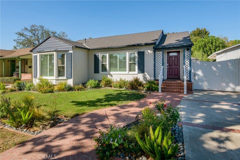Photo of 17527 Lemay Place, Lake Balboa, CA 91406 (MLS # SR26217497)