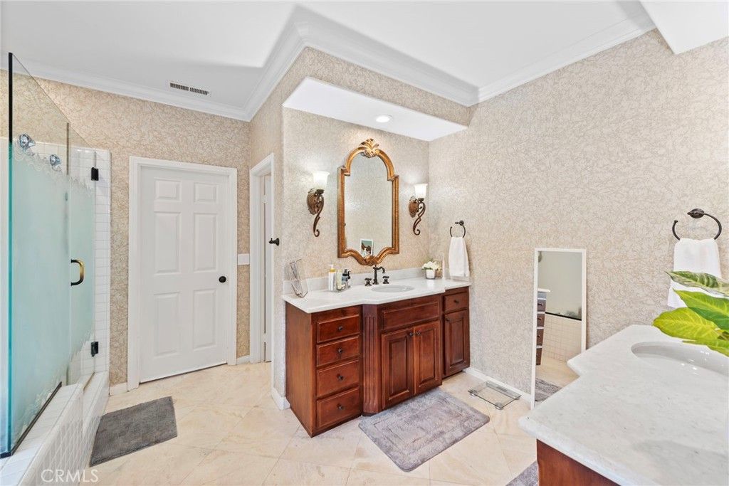listing image 130729847323567452678