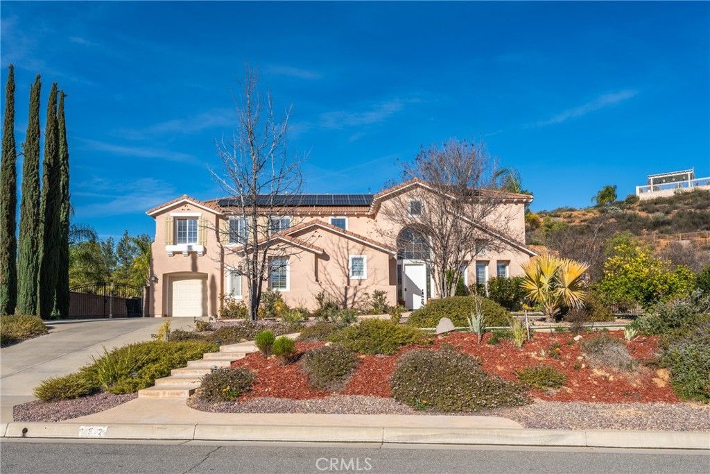 Photo of 952 Creek View Ln, Redlands, CA 92373 (MLS # IG26010464)