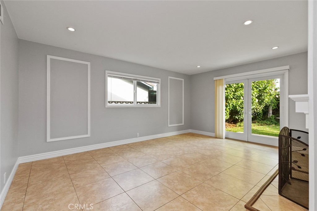831 E Hoover