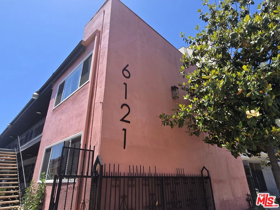 6121 Crenshaw Boulevard