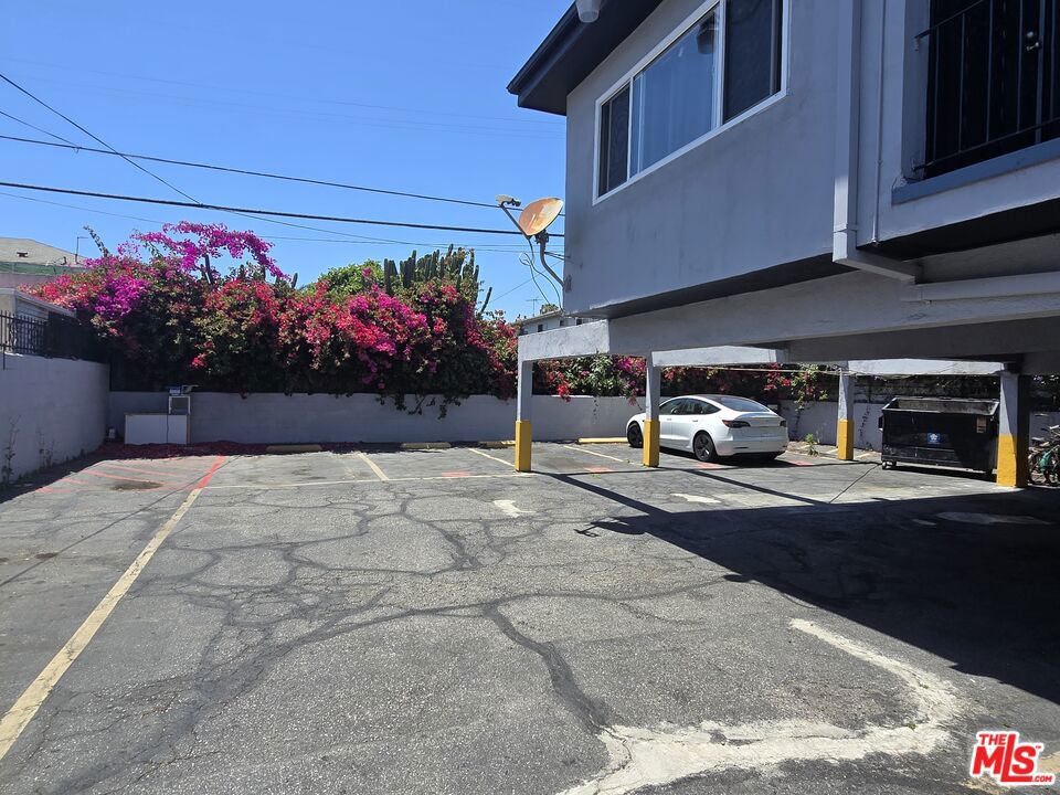 6121 Crenshaw Boulevard
