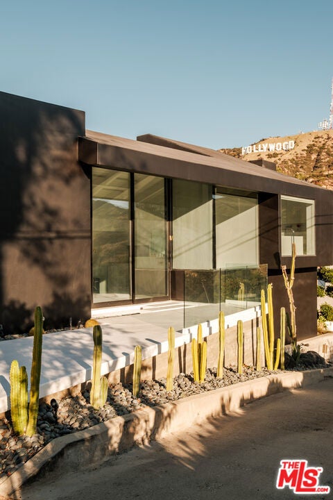 3140 Hollyridge Drive