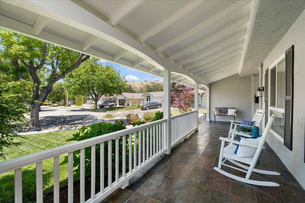 948 Meadowood Drive