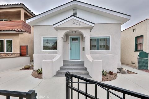 Photo of 209 Pomona Ave, Long Beach, CA 90803 (MLS # OC26039465)