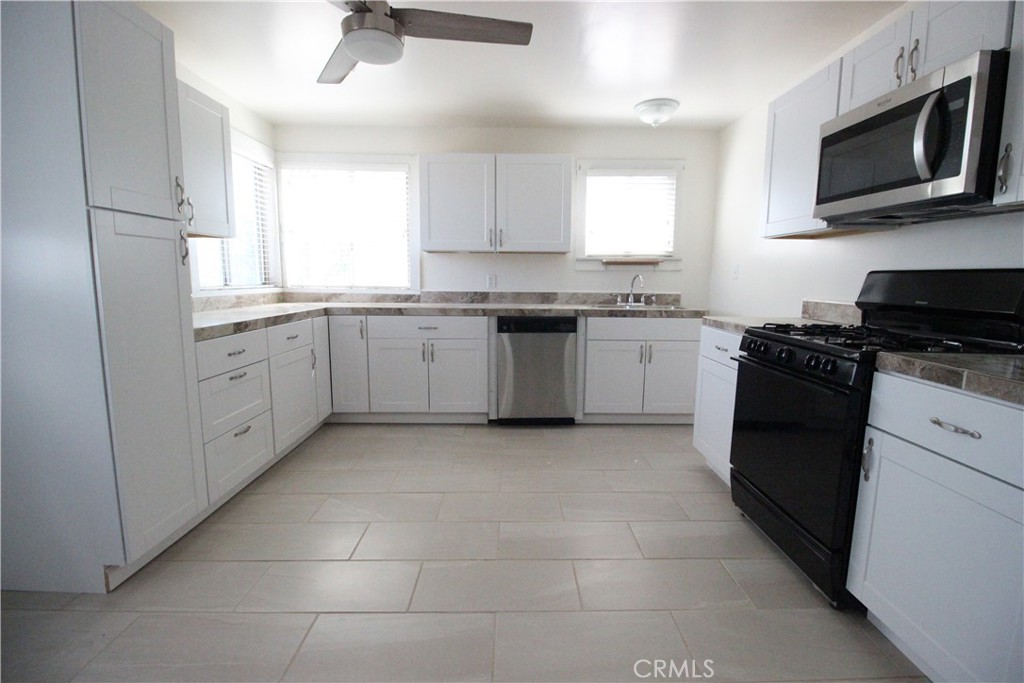 Calling all investors and 1st time buyers. Remodeled split wing 3 bed 1.75 bath 1424sf home. Upgrades include fully remodeled kitchen with new kitchen cabinet, new counters, new oven, plus new tile flooring. Remodeled bathrooms, wood look laminate flooring in all living areas, new 2 inch blinds, indoor laundry area and a large dining room space.