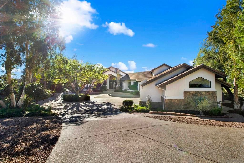 Photo of 17801 Joyas Court Ct, Poway, CA 92064 (MLS # 2601213SD)