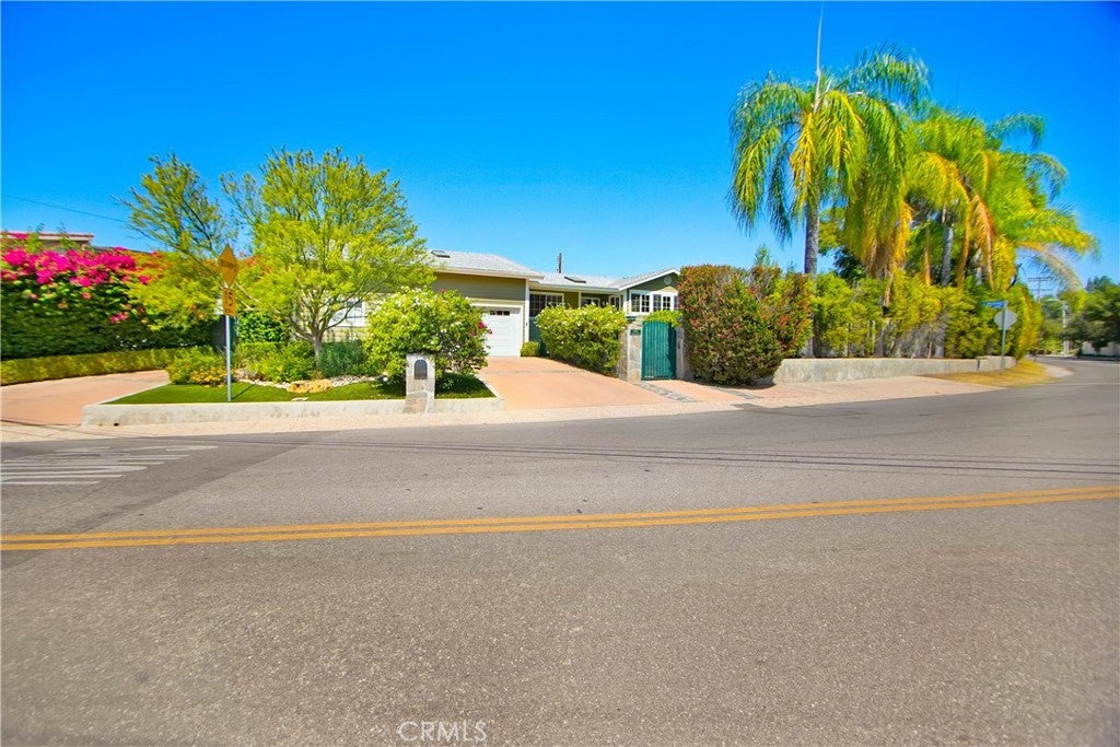 5062 Avenida Hacienda