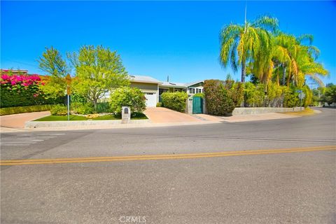 Photo of 5062 Avenida Hacienda, Tarzana, CA 91356 (MLS # SR26152336)