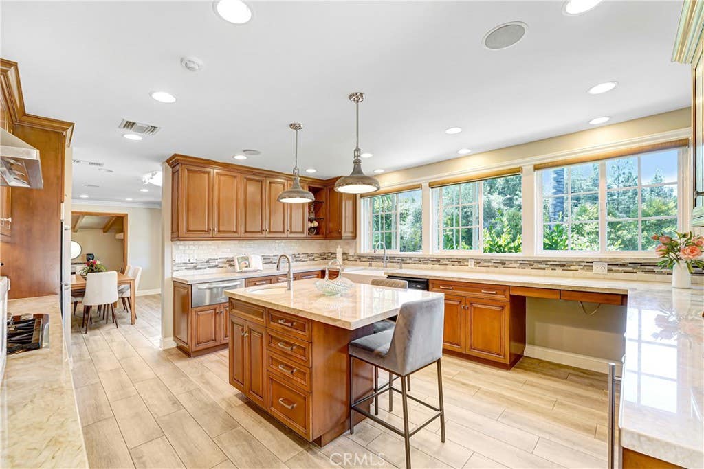 Photo of 5062 Avenida Hacienda, Tarzana, CA 91356 (MLS # SR26152336)