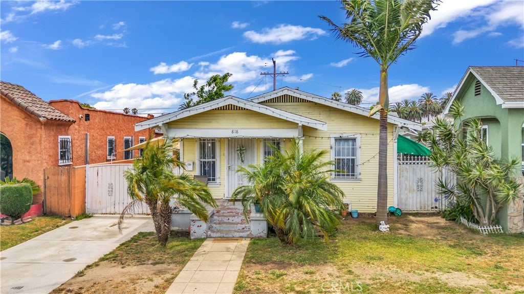 818 W 104th PL