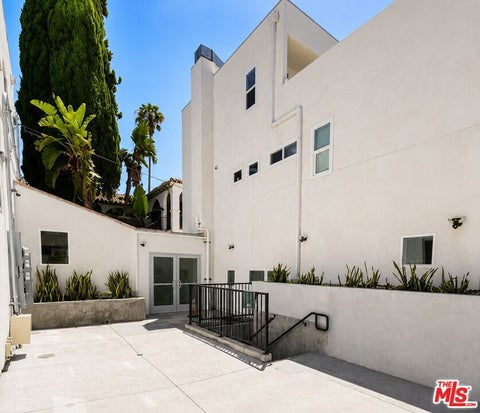 Photo of 1409 N Hobart Boulevard #101, Los Angeles, CA 90027 (MLS # 26865175)