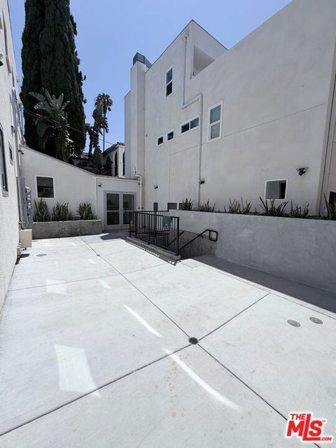 Photo of 1409 N Hobart Boulevard #101, Los Angeles, CA 90027 (MLS # 26865175)