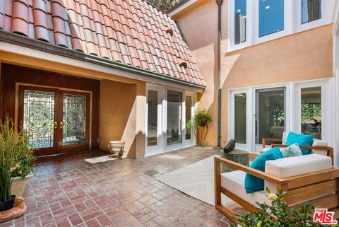 Photo of 2103 N Hobart Boulevard, Los Angeles, CA 90027 (MLS # 25555377)