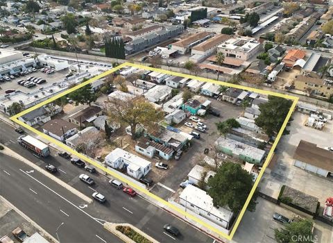 Photo of 24833 Railroad Ave, Newhall, CA 91321 (MLS # CV26037020)