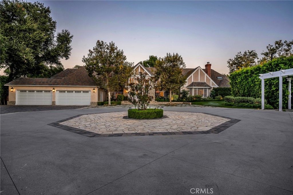 Photo of 4854 Encino Avenue, Encino, CA 91316 (MLS # SR25234295)