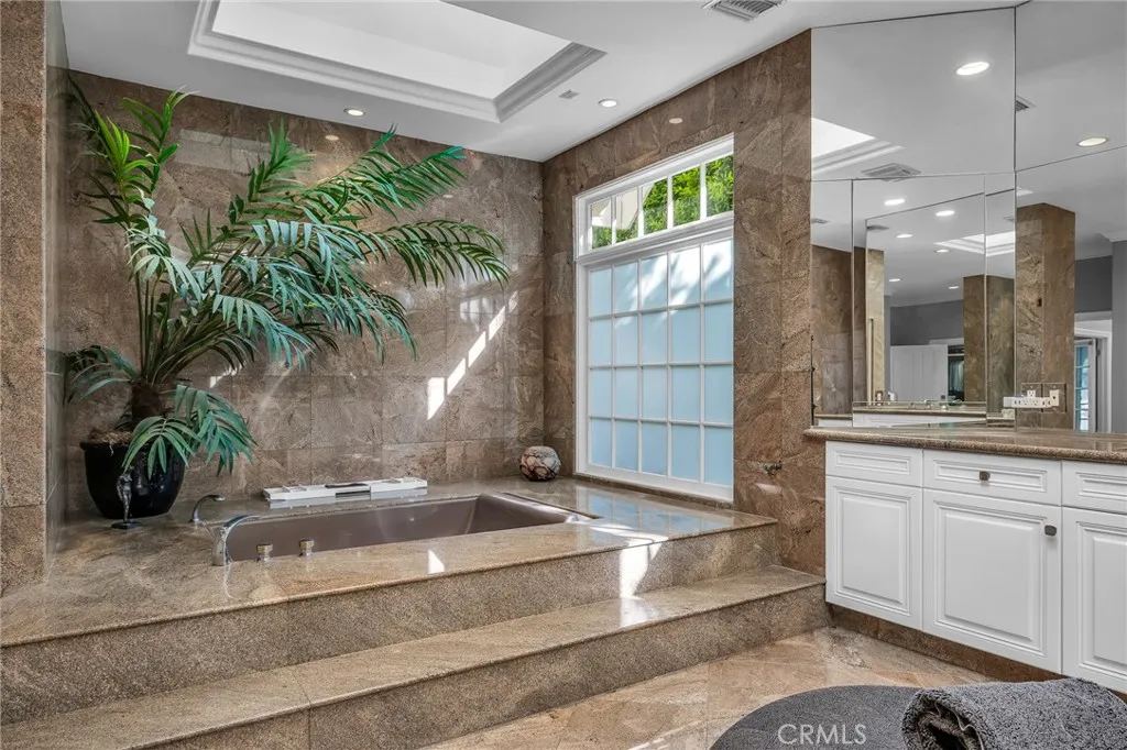 Encino, California 91316, United States, 6 Bedrooms Bedrooms, ,8 BathroomsBathrooms,Residential,Active,223965