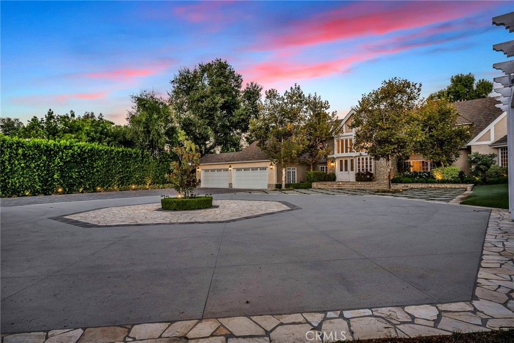 Photo of 4854 Encino Avenue, Encino, CA 91316 (MLS # SR25234295)
