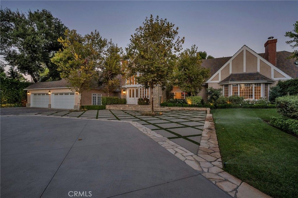Photo of 4854 Encino Avenue, Encino, CA 91316 (MLS # SR25234295)