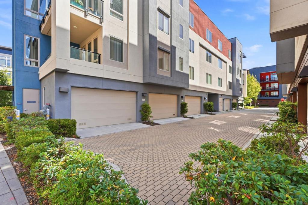 1039 Foster Square Lane 403