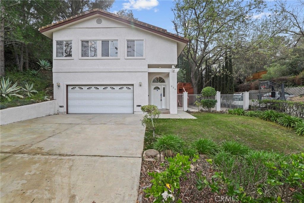 Photo of 272 Manzanita Ln, Thousand Oaks, CA 91361 (MLS # BB26013786)