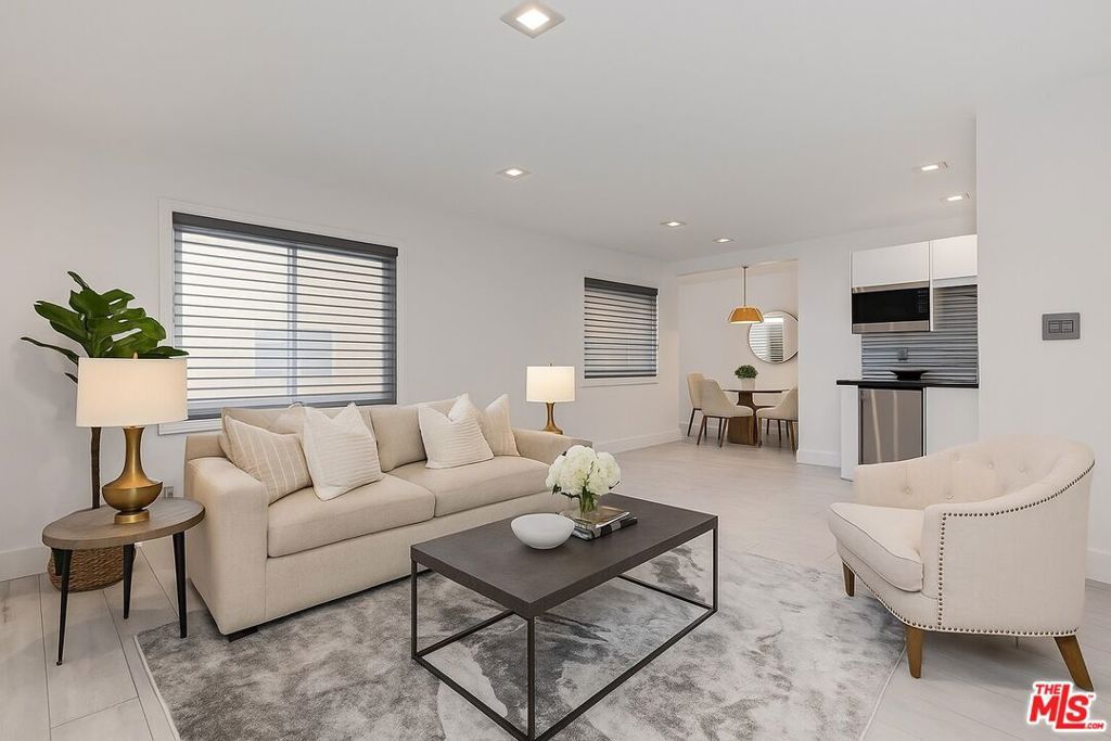 Photo of 18730 Hatteras Street #23, Tarzana, CA 91356 (MLS # 25612917)