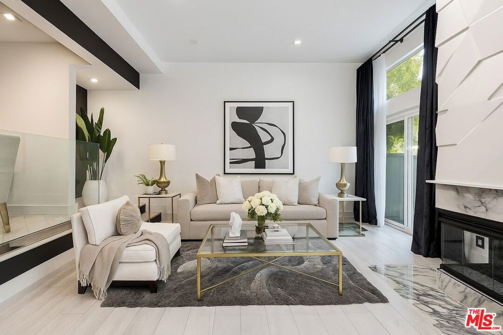 Photo of 18730 Hatteras Street #23, Tarzana, CA 91356 (MLS # 25612917)