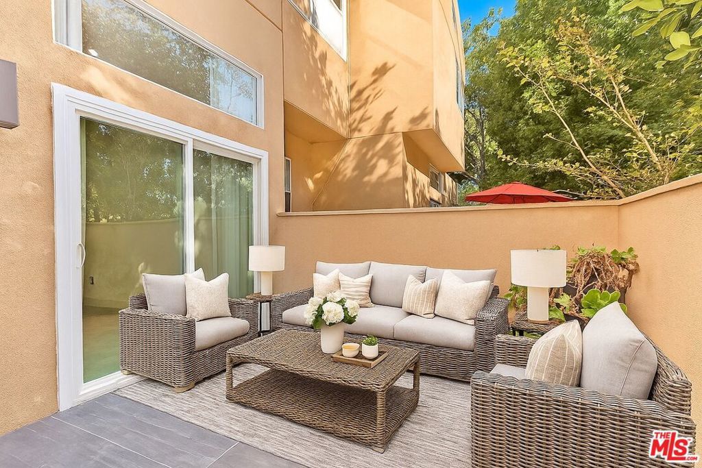 Photo of 18730 Hatteras Street #23, Tarzana, CA 91356 (MLS # 25612917)