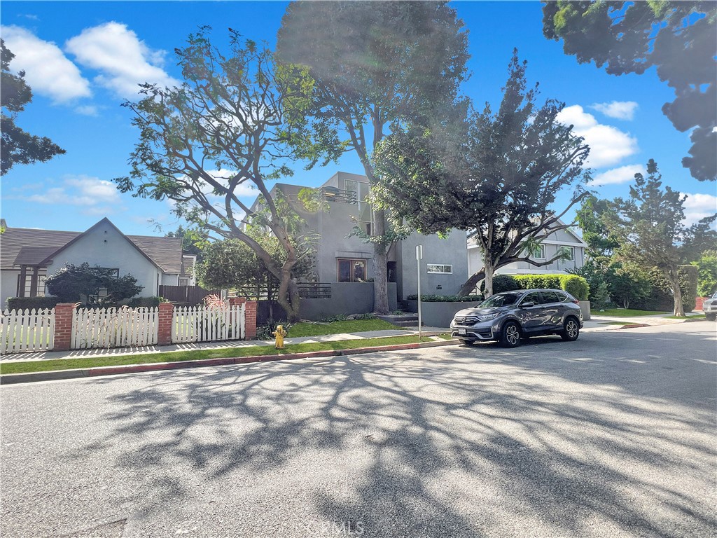 This Sunset Park townhouse blends comfort, style, and convenience in one of Santa Monica’s most desirable neighborhoods.
This meticulously renovated, contemporary multi-level townhouse is tucked away in a secure, boutique complex on a quiet residential street—just two blocks from Trader Joe’s and minutes from everything Santa Monica has to offer.
Spanning 2020 sq. ft., the home is designed with privacy and flexibility in mind, offering four distinct rooms thoughtfully spread across different levels. Two bedrooms feature en-suite bathrooms, while the additional rooms can easily adapt as a home office, den, or guest space. In total, you’ll enjoy two full baths plus a powder room.
Highlights include: Two side-by-side parking spaces in a controlled-access garage. Central heating & air conditioning for year-round comfort. Updated kitchen with sleek stainless steel appliances. Full-size washer & dryer inside the unit. Two cozy gas fireplaces. Private rooftop sun deck and enclosed patio for outdoor living. LED dimmable recessed lighting and elegant wood-look waterproof plank flooring. Pets are welcome upon approval, and water plus HOA dues are already included in the rent. A one-year lease, one month’s rent security deposit, and a 700+ credit score are required to apply.