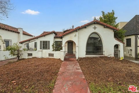 Photo of 147 S Poinsettia Place, Los Angeles, CA 90036 (MLS # 25616303)