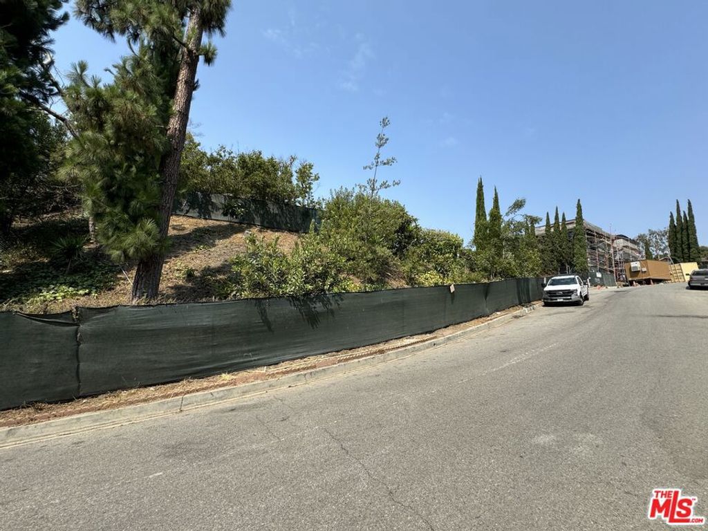Photo of 1309 Laurel Way, Beverly Hills, CA 90210 (MLS # 26674453)