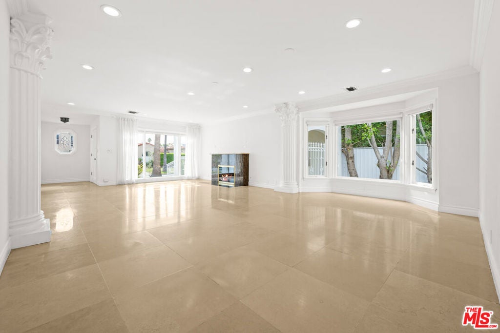 225 S Palm Drive